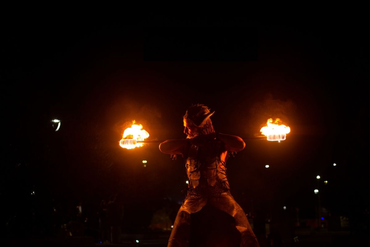 Spettacolo con il fuoco a Centocelle Buskers, edizione 2025